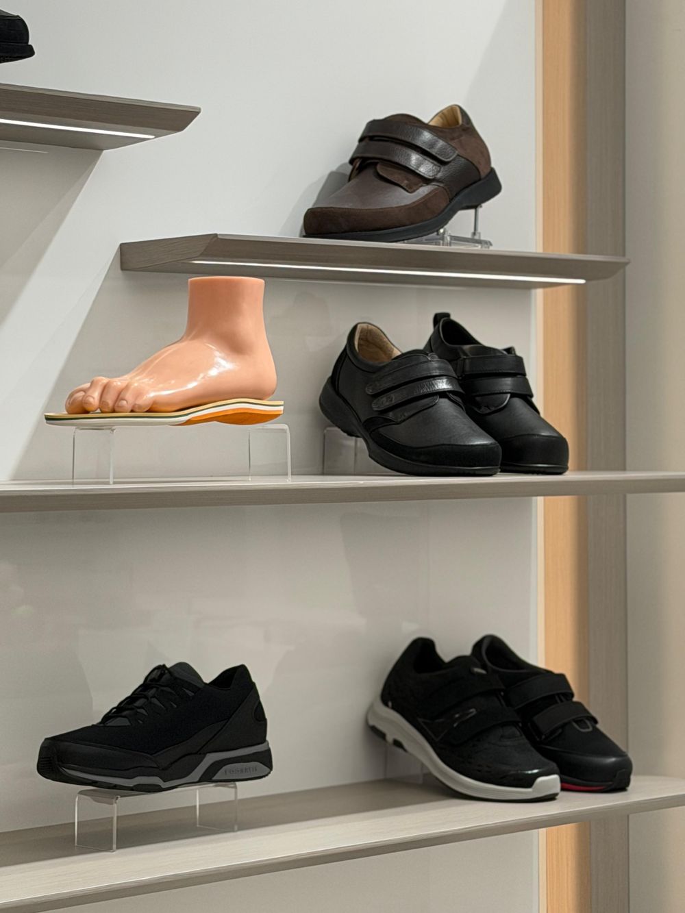 Orthopedic medical shoes display option 2